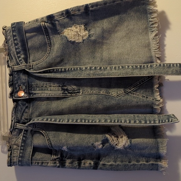Unlock Your Inner Rebel with Our Distressed Denim Skirt - Perfect for Festivals - Picture 6 of 11